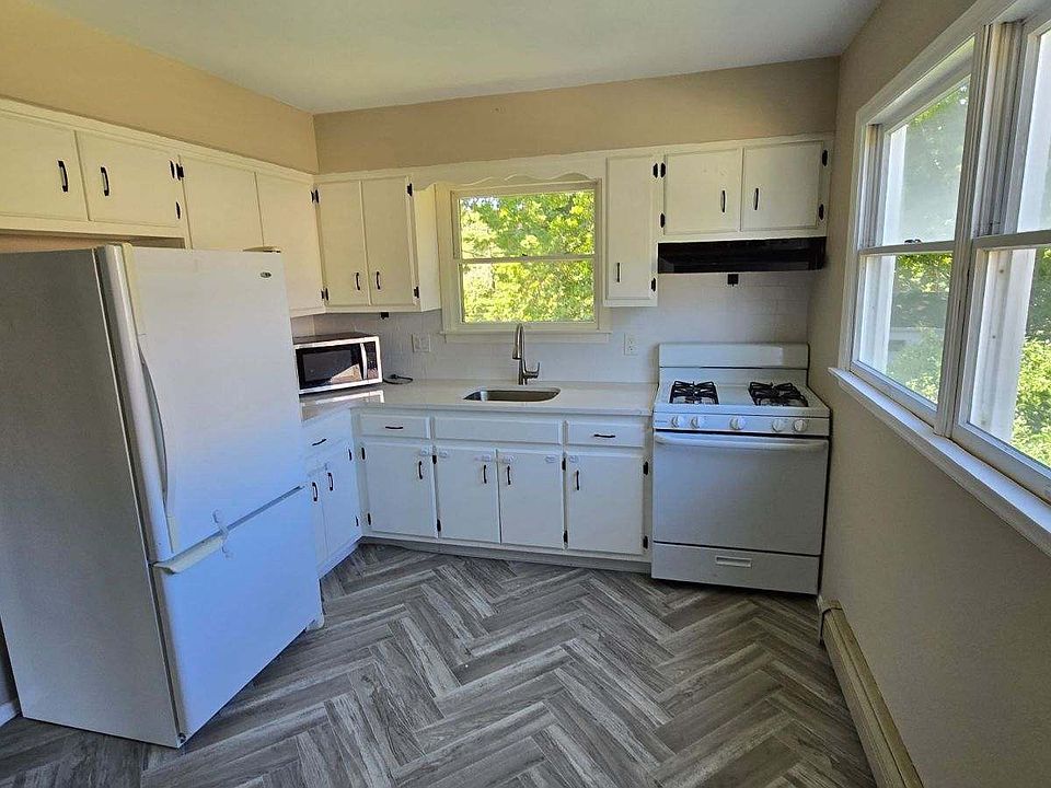 1st image of 8 Parkwood Ave Floor 1
