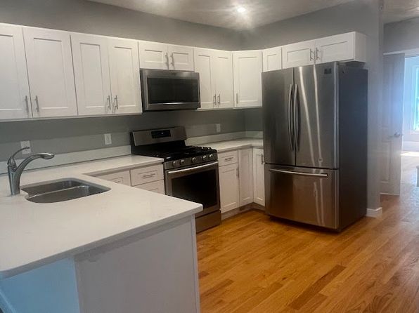 157 Oak St APT 1R, Clinton, MA 01510