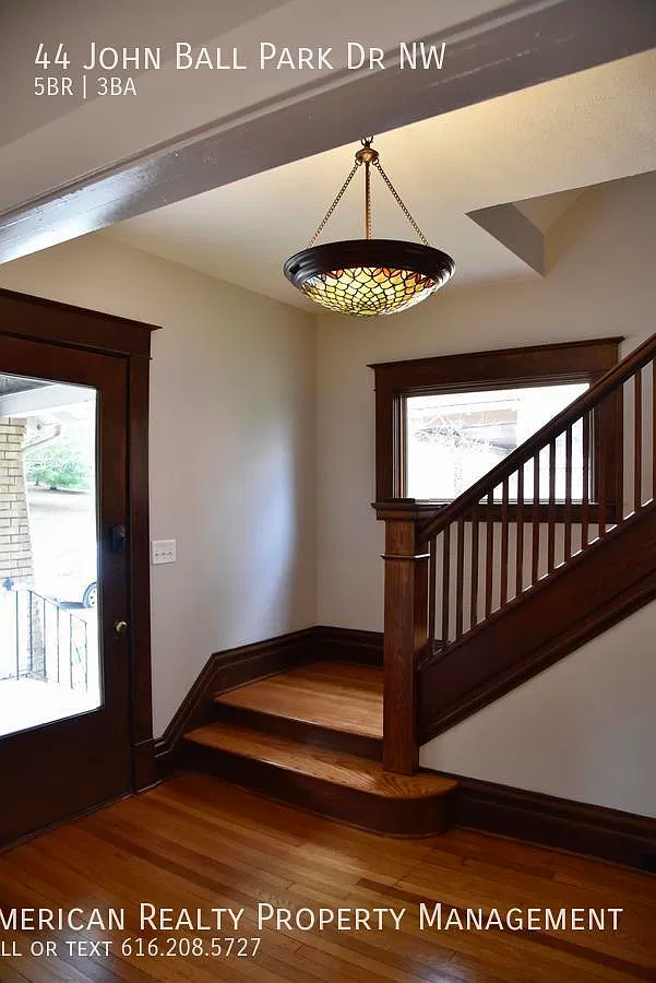 5 bed, 2.5 bath, 1700 sqft, $3,100 — Photo 2