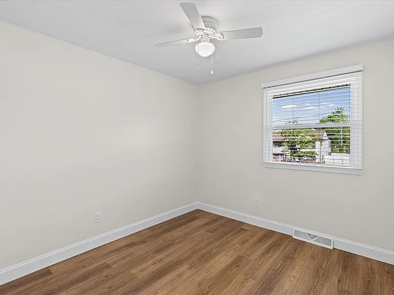 927 Edgemoor Rd — Photo 24