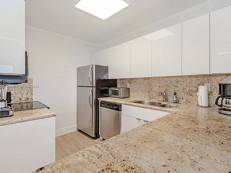 2301 Collins Ave #842 — Photo 14