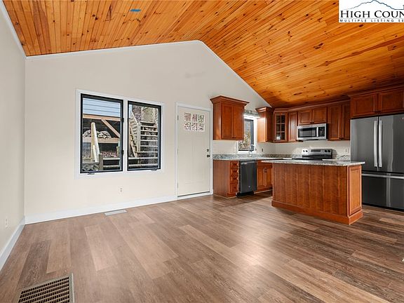 5th image of 131 Hemlock Road