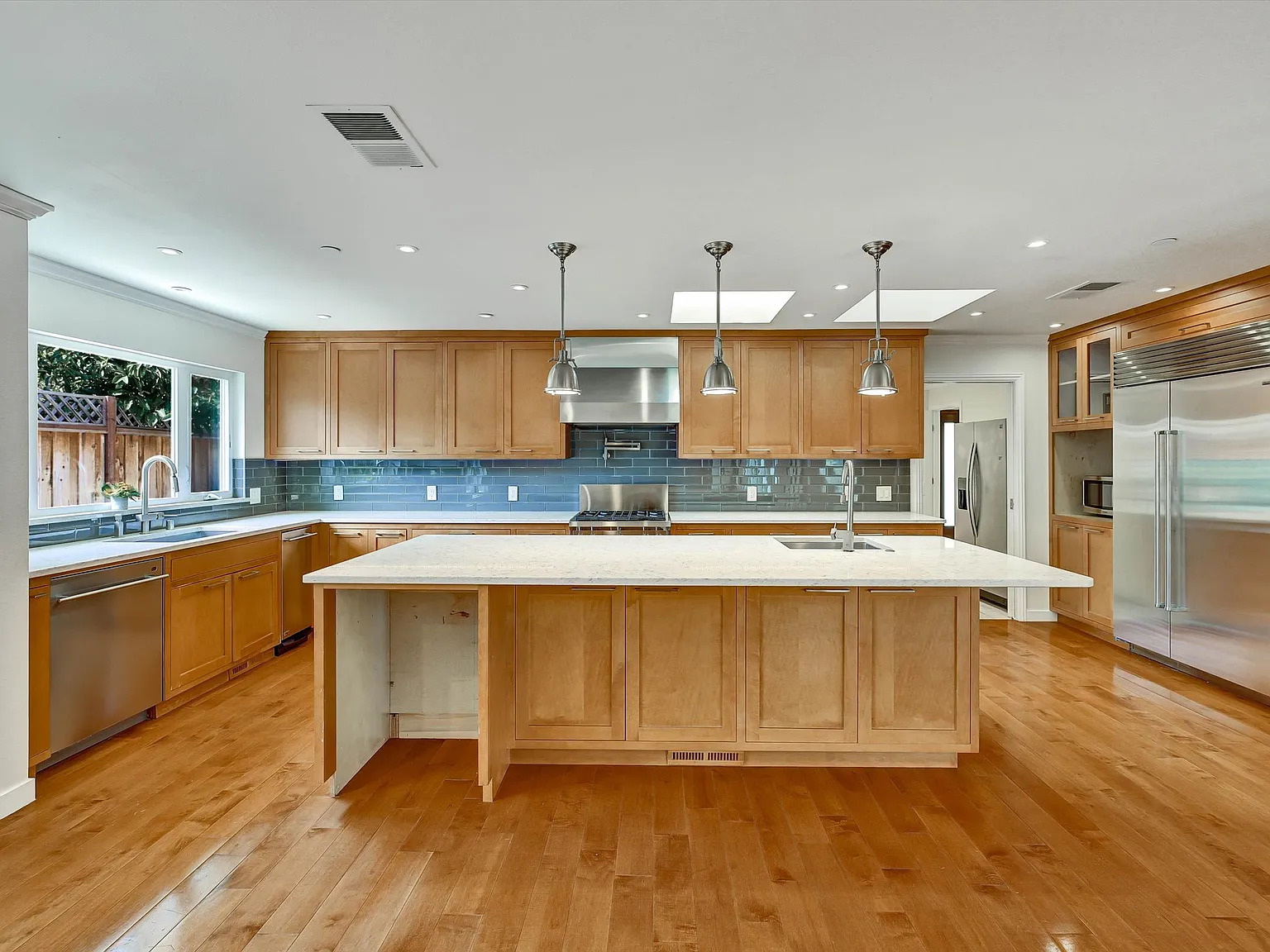 5 bed, 3410 sqft, $16,500 — Photo 2