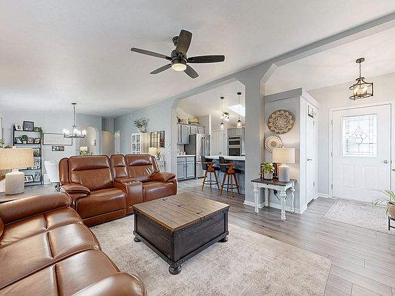 4th image of 833 Sunchase Dr
