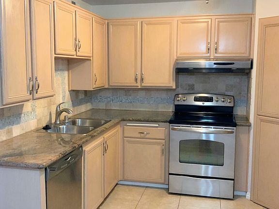 4th image of 18601 Collins St APT D2