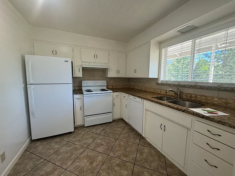 969 S Weed Blvd — Photo 13