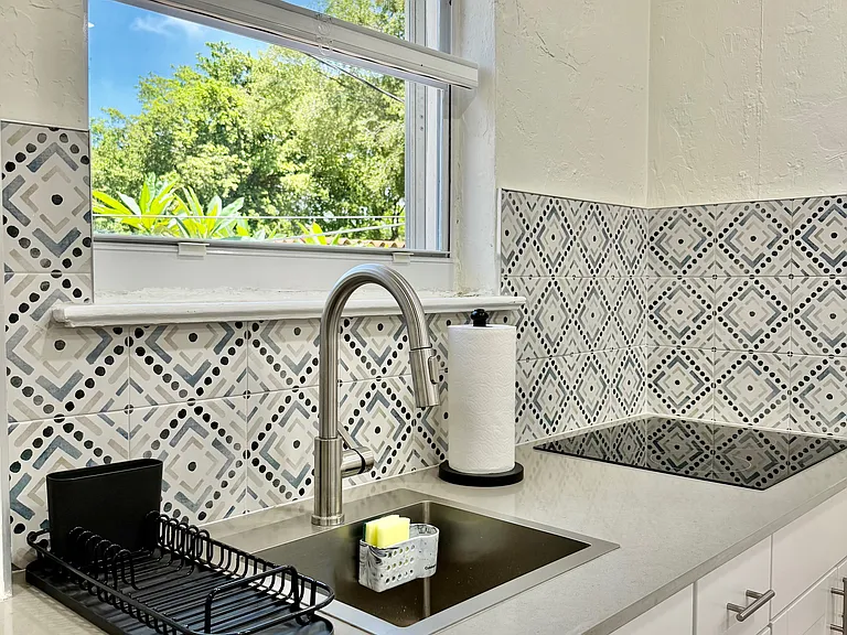 Spacious sink and 3-burner stovetop