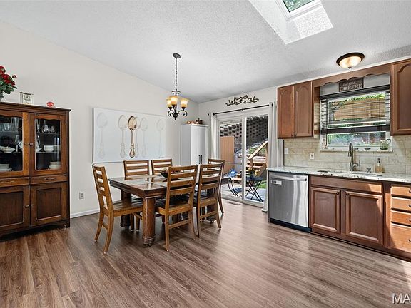 3rd image of 819 Country Brook Ln