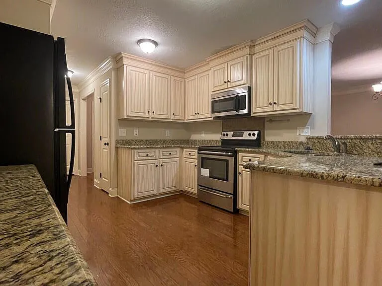 1028 Barrett Dr — Photo 8