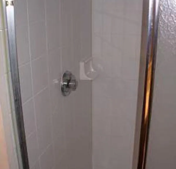 Stand-up shower with door