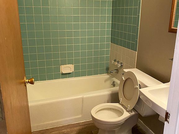 2nd image of 910 W Lake St #4