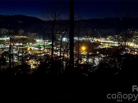 5th image of 81 Bacon Dr