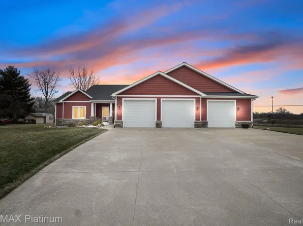 30 Castlewood Dr, Howell, MI 48855