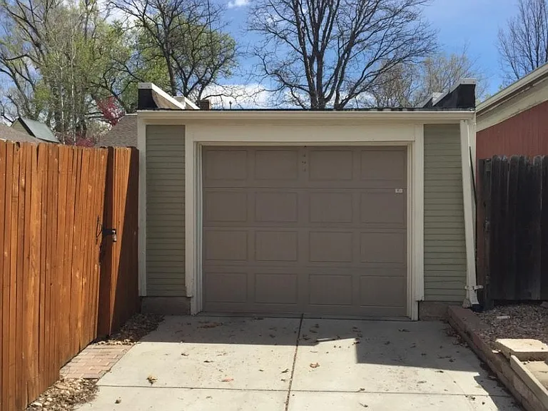Single car garage off the alleyway.