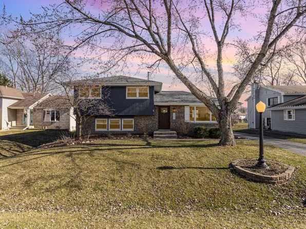 3555 Oakcrest Pl, Crown Point, IN 46307