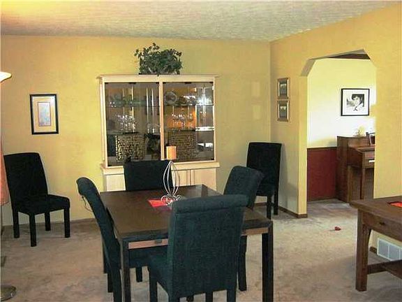 5th image of 10123 Beckford St