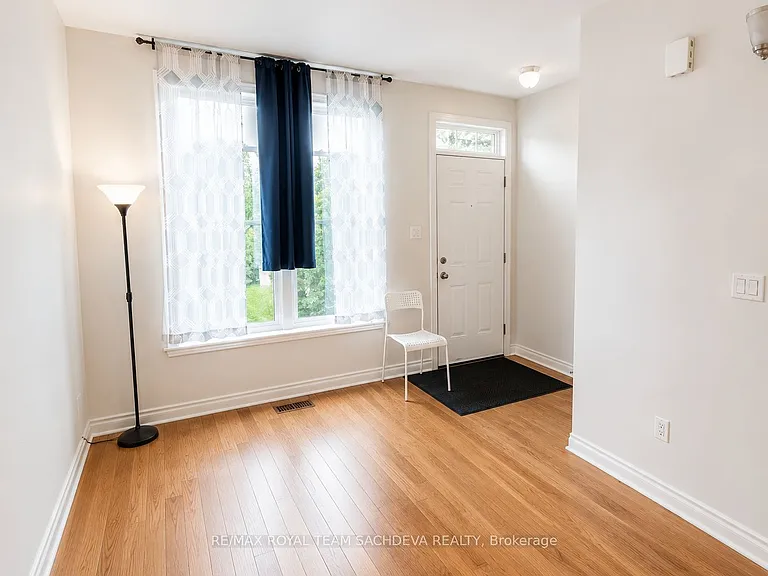 4262 Kingston Rd #LOWER — Photo 2