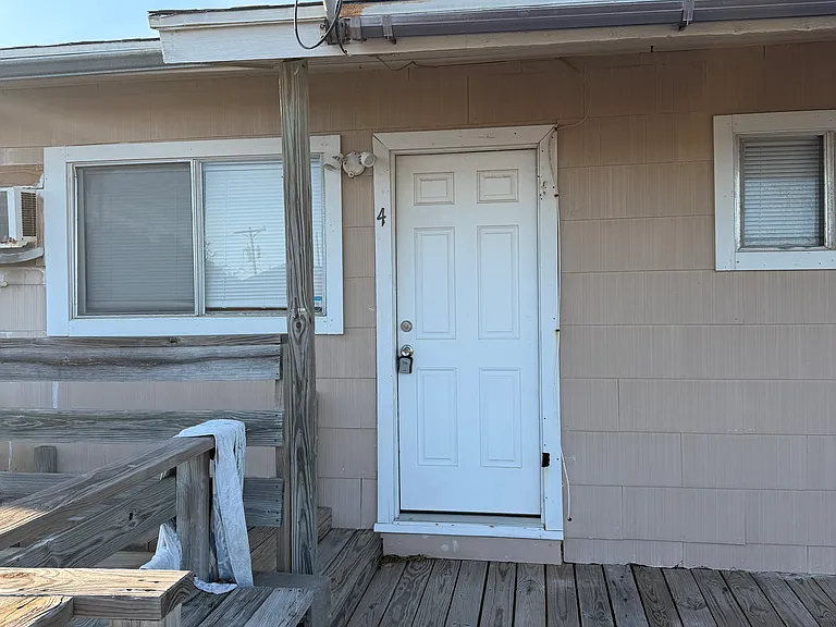 1265 N Commercial St #4 — Photo 1