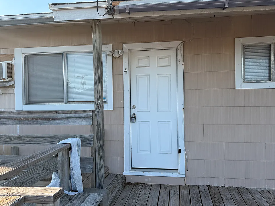 1265 N Commercial St #4