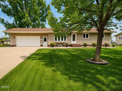 704 3rd Ave NE, Hillsboro, ND, 58045