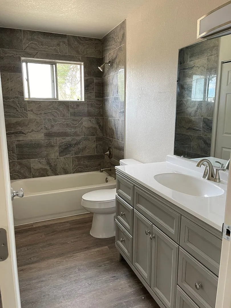 Beautifully Remodeled 3 Bedroom Home in quiet neighborhood — Photo 2