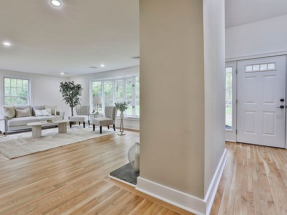 4th image of 576 Grove St