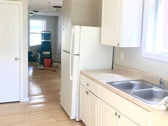 3rd image of 222 W Diamond St