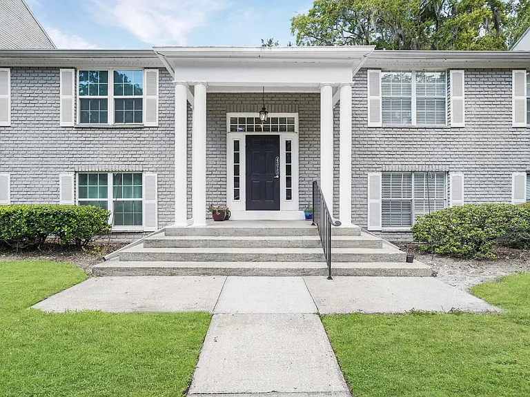 Plaza Gate Ln S — Photo 1