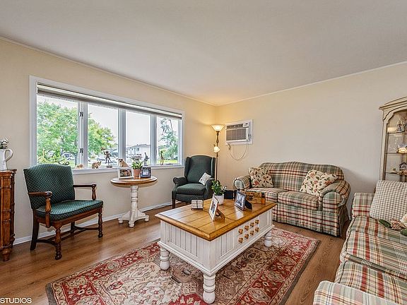 3rd image of 82 Wadsworth Ave