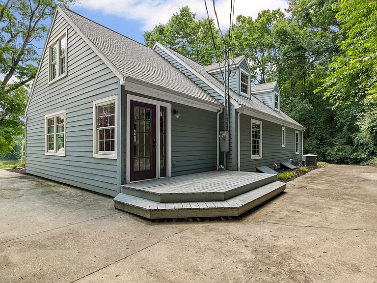 2260 N River Rd — Photo 34