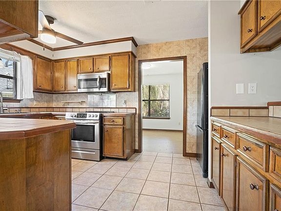 3rd image of 106 Lively Cir
