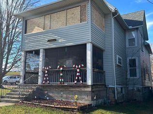 724 S 5th St, Clinton, IA 52732