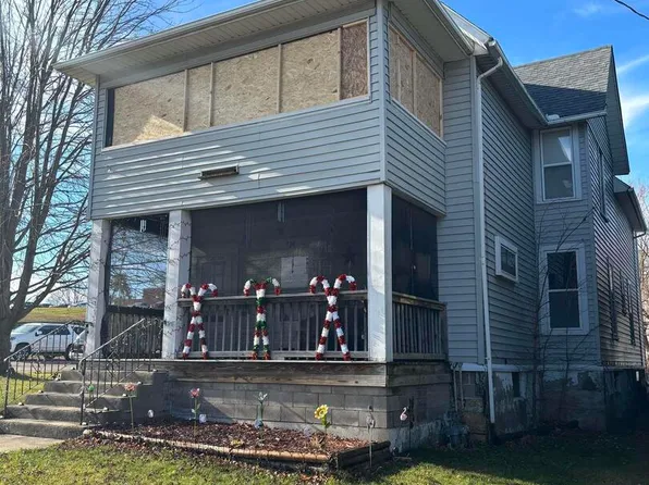 724 S 5th St, Clinton, IA 52732