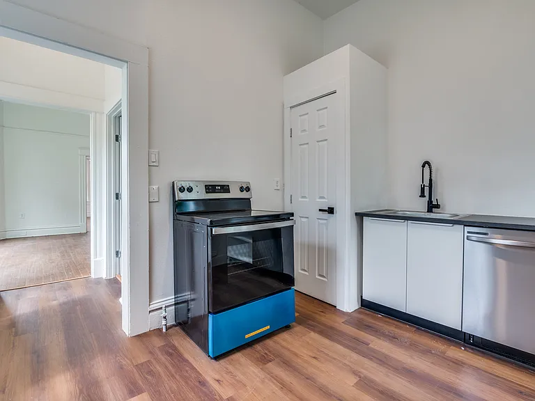 610 W 9th St #B — Photo 8