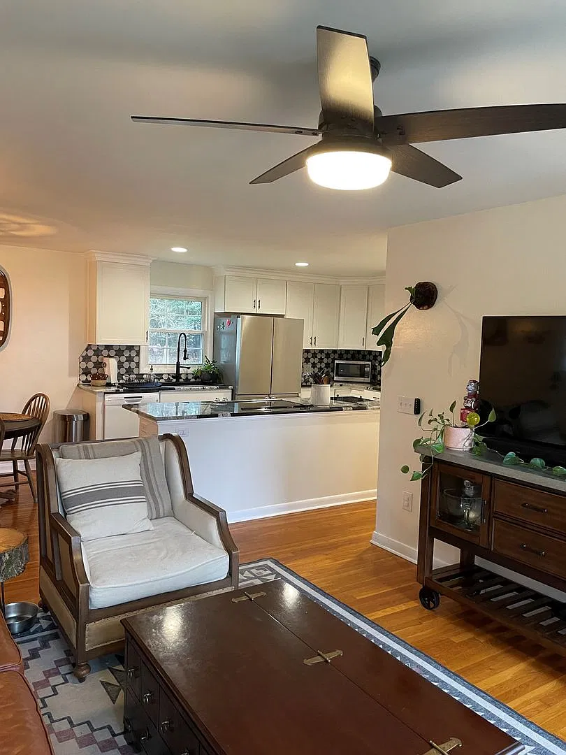 Sweet 3 BR, 1Ba home on quiet street in town — Photo 2