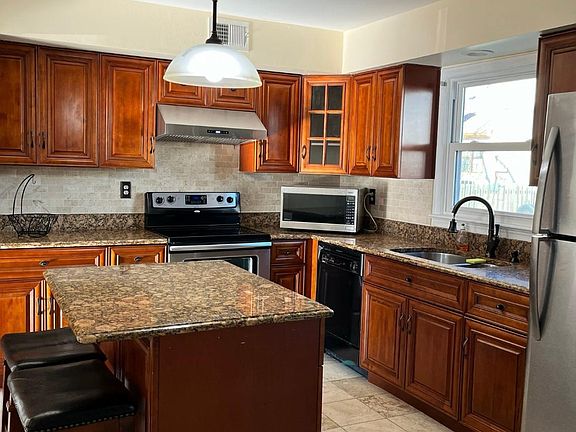 3rd image of 5657 Shinfield Dr