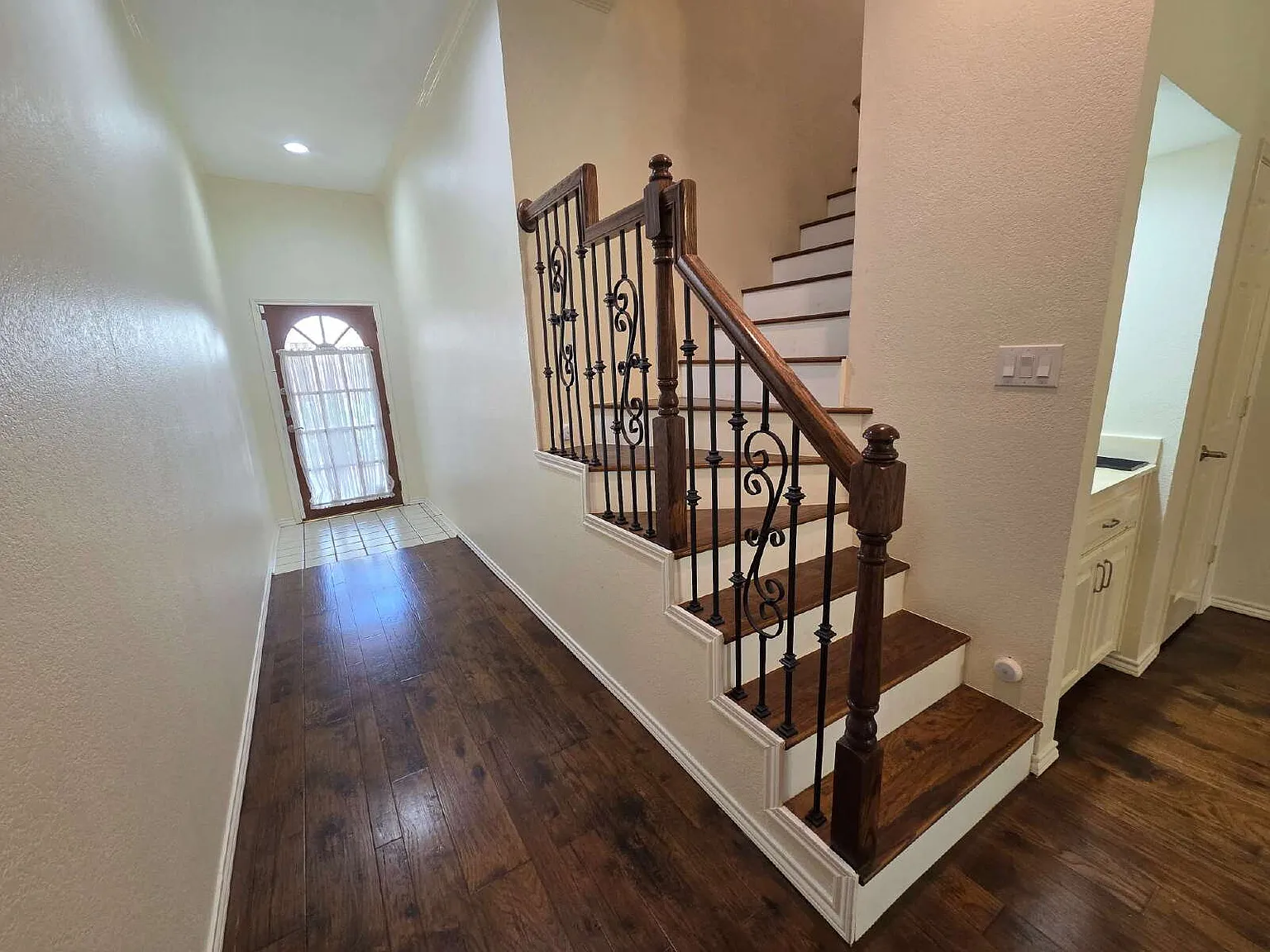 2 bed, 2.5 bath, 1450 sqft, $2,200 — Photo 2