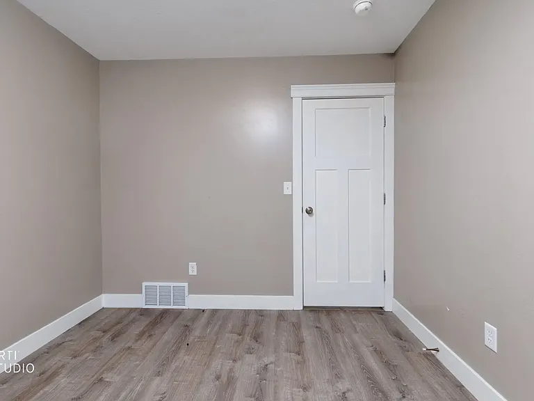 265 S Poplar Ct #E — Photo 2