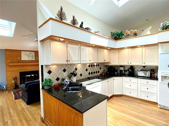 5th image of 7811 Clearwater Cir