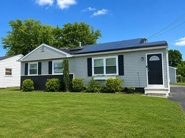 305 Linden Ln — Photo 2