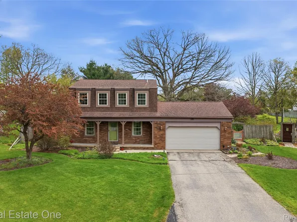 10385 Elizabeth St, Pinckney, MI 48169