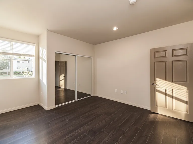 Sherman Oaks Place — Photo 31