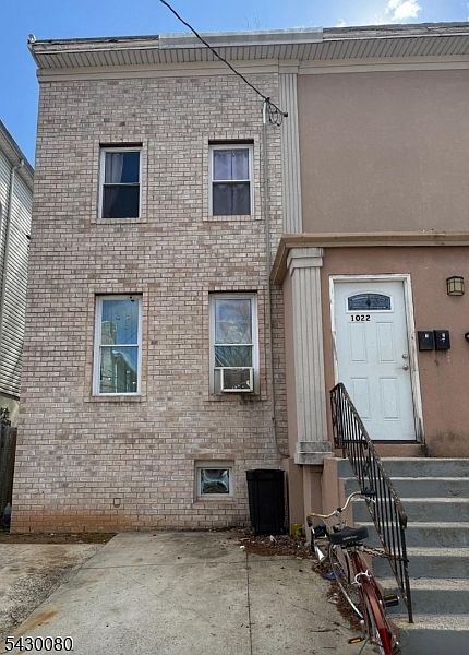1st image of 1022 Laura St