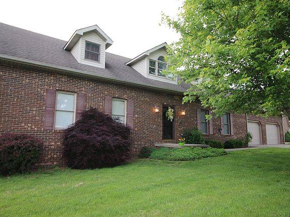 5th image of 945 Camelot Pl