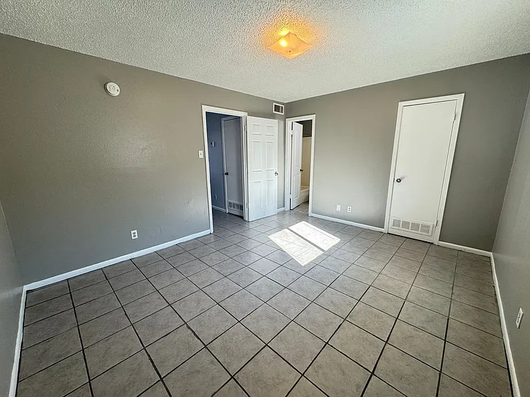 1405 N Gray — Photo 7