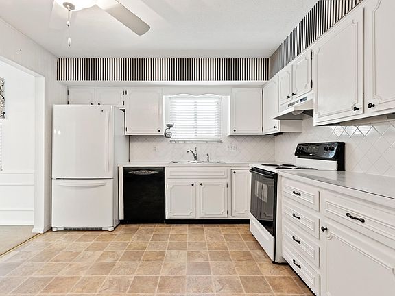3rd image of 1806 Arbor Hill Dr