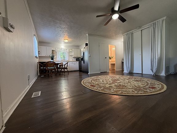 Living room / Kitchen from the front door.