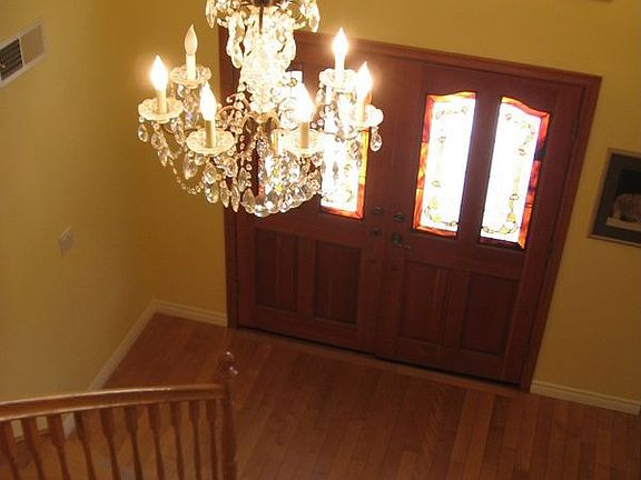 2 stry entry, lots of high quality wood windows, gorgeous hrdwd maple flrs