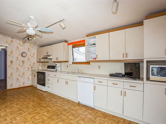 3rd image of 1 Honeysuckle Ln