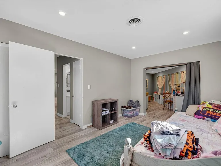 1570 NE 30th Pl — Photo 25
